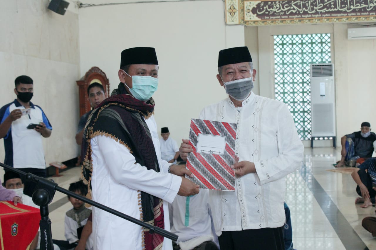 Sekda Takalar Arsyad Taba saat dilantik oleh Bupati Takalar Syamsari Kitta sebagai Ketua Yayasan Waqaf Masjid Agung, pekan lalu. (Ist) Sekda Takalar Arsyad Taba saat dilantik oleh Bupati Takalar Syamsari Kitta sebagai Ketua Yayasan Waqaf Masjid Agung, pekan lalu. (Ist)