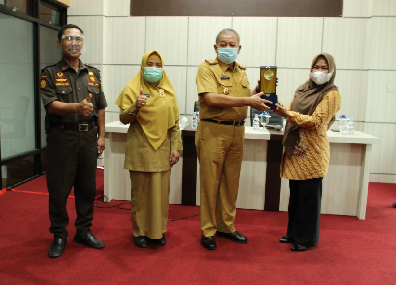 Sekda Takalar Arsyad menerima penghargaan dari BPJS Kesehatan. (Ist)