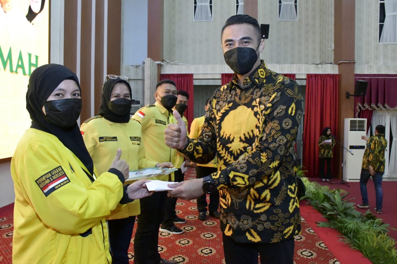 Sekjen PP AMPG Syafaat Perdana menyerahkan hadiah kepada pemenang Lomba Cipta Baca Puisi AMPG Sulsel di Rujab Gubernur Sulsel, Minggu 10 Oktober 2021. (Ist)