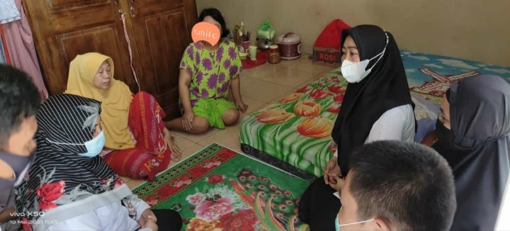 Sekretaris Badan Kepegawaian dan Pengembangan Sumber Daya Manusia Daerah (BKPSDMD) Kota Parepare Adriani Idrus SP MM mengunungi rumah PNS yang diduga mengalami gangguan jiwa, Rabu 19 Mei 2021. (Ist)
