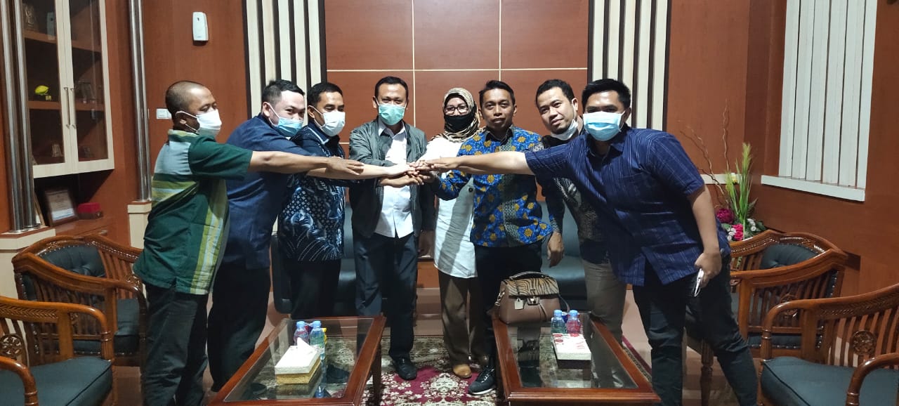 Sekretaris DPW Nasdem Sulsel Syaharuddin Alrif salam komando dengan Bupati Takalar Syamsari, Wabup Takalar Achmad Se're serta anggota Fraksi Nasdem, Senin 12 Oktober 2020. (Ist)
