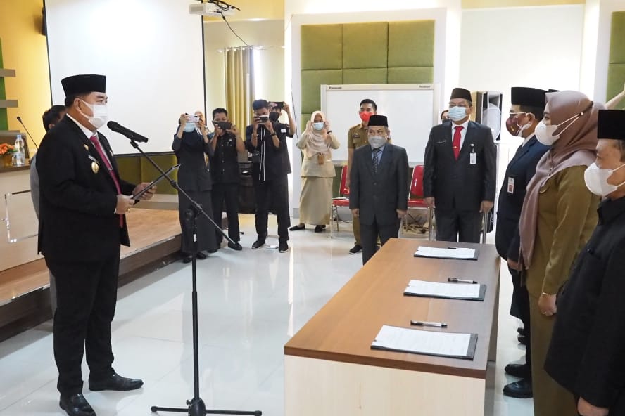 Sekretaris Daerah Provinsi Sulsel, Abdul Hayat Gani melantik 24 Pejabat Lingkup Dinas Perumahan, Kawasan Pemukiman dan Pertanahan (PKP2) Sulsel Senin 14 Juni 2021. (Ist)