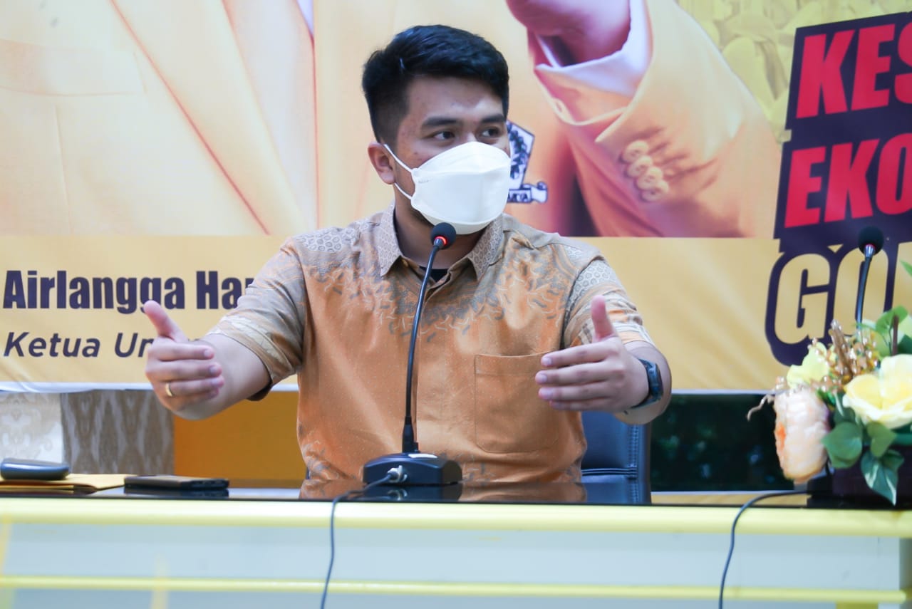 Sekretaris PD AMPG Sulsel Zulham Arief saat memimpin rapat persiapan Lomba Cipta Baca Puisi dengen tema Airlangga untuk Indonesia beberapa waktu lalu. (Dok)