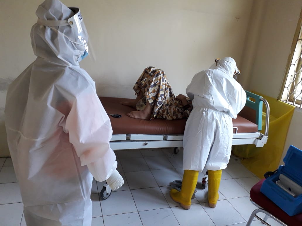 Sembilan kerabat pasien positif yang meninggal menjalani rappid test di rumahnya di jalan Pallantikang, Pattalassang, Sabtu 23 Mei 2020. (Ist)