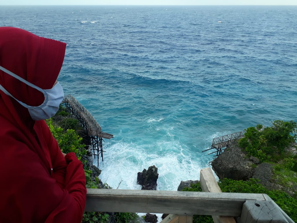 Seorang pengunjung melihat jembatan Titik Nol Bira yang ambruk Kamis 18 Juni 2020 pagi. (Manifesto.Id)