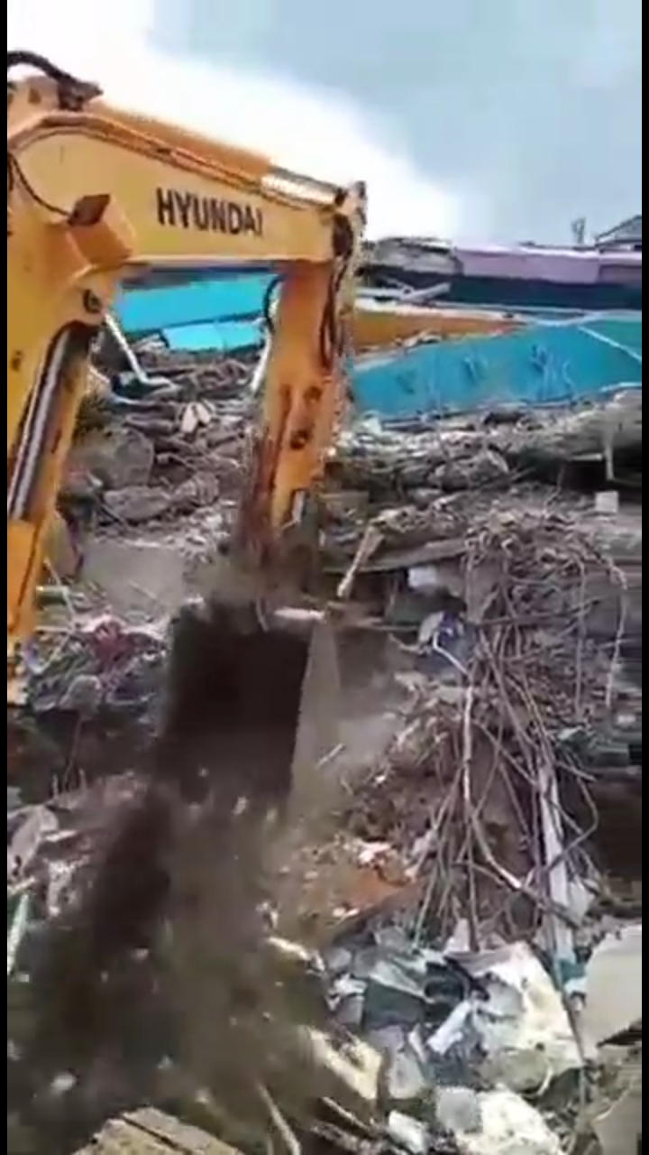 Seorang perawat ditemukan selamat di antara reruntuhan bangunan RS Mitra Manakarra, Senin 18 Januari 2021. (Ist)