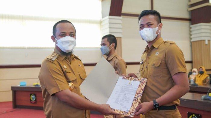 Serahkan SK PNS dan CPNS Lulusan IPDN, Plt Gubernur Sulsel Sudirman Sulaiman minta agar menjalankan tugas dengan amanah. (Ist)