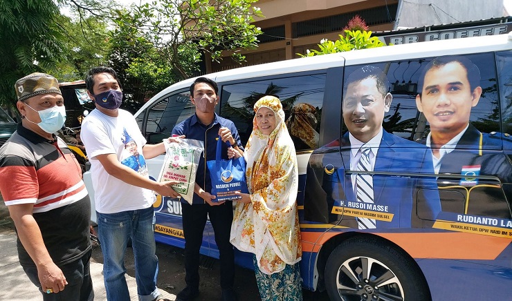Setiap Jumat, Ketua DPRD Makassar, Rudianto Lallo bersama Komunitas Anak Rakyat menyempatkan berbagi sembako. (Ist).jpeg