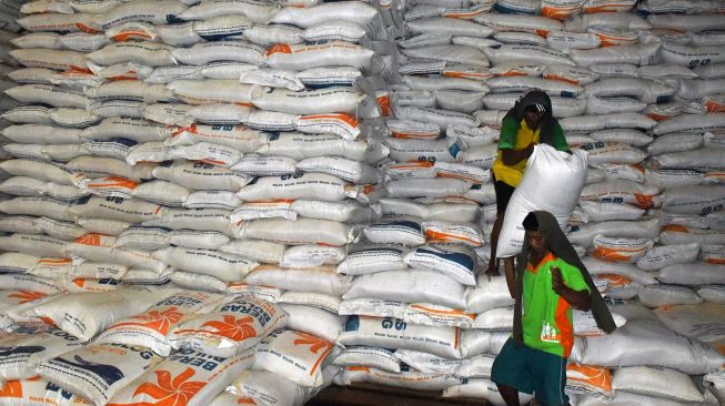 Stok beras Bulog Sulselbar melimpah. (Int).jpg
