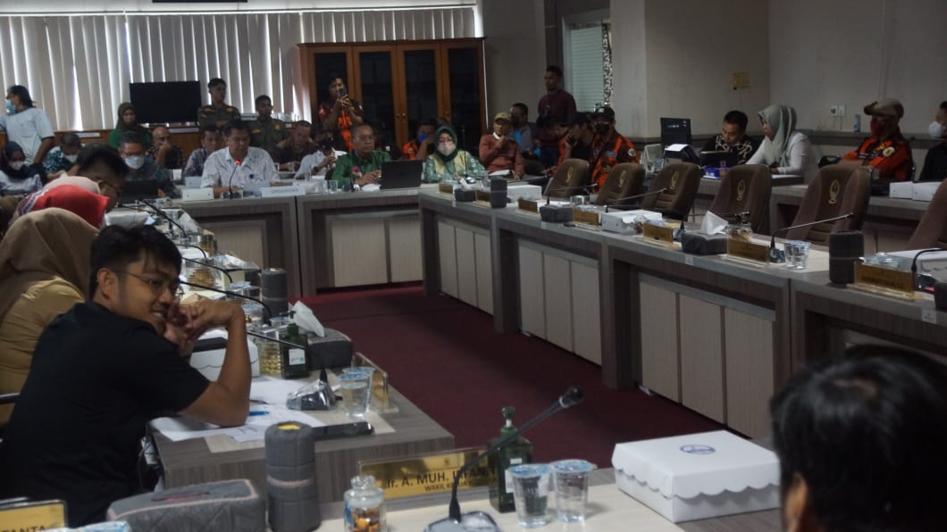 Suasana RDP di Komisi E DPRD Sulsel yang menghadirkan pihak RSUP Wahidin terkait bayi meninggal yang sempat diduga malparktik, Jumat 12 Agustus 2022. (Ist) Suasana RDP di Komisi E DPRD Sulsel yang menghadirkan pihak RSUP Wahidin terkait bayi meninggal yang sempat diduga malparktik, Jumat 12 Agustus 2022. (Ist)