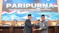 Ketua DPRD Makassar Supratman bersama Pj Sekda Irwan Adnan menyepakati Rancangan Kebijakan Umum Anggaran dan Prioritas Plafon Anggaran Sementara (KUA-PPAS) untuk APBD Tahun Anggaran 2025 di Kantor DPRD Makassar, Selasa (12/11/2024). foto: istimewa