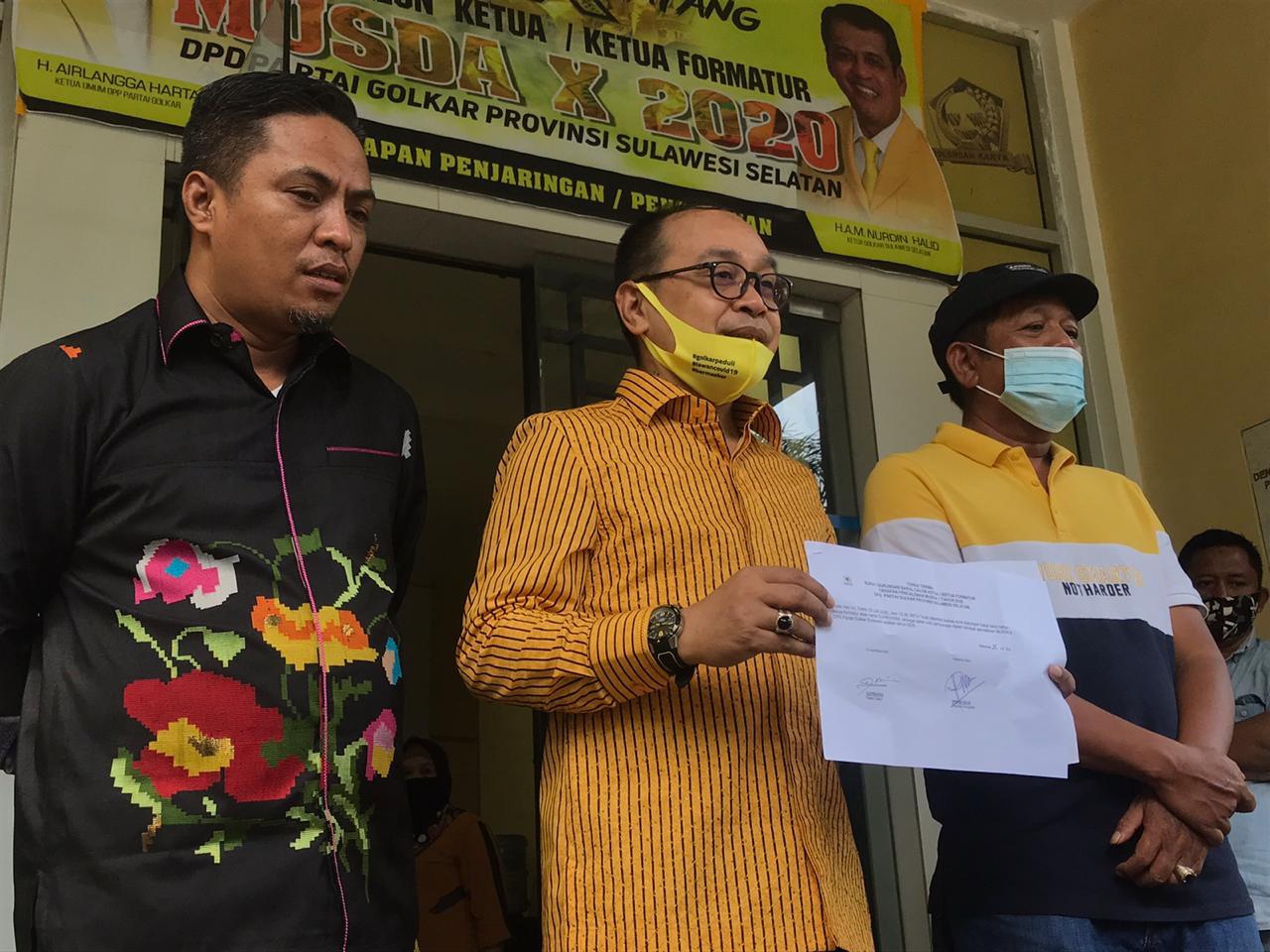 Supriansa usai menyerahkan surat dukungan di panitia Musda Partai Golkar Sulsel, Sabtu 25 Juli 2020. (Manifesto.Id)