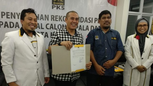 Syamsu Rizal saat menerima surat tugas dari PKS untuk bertarung di Pilwali Makassar. (Int) Syamsu Rizal saat menerima surat tugas dari PKS untuk bertarung di Pilwali Makassar. (Int)