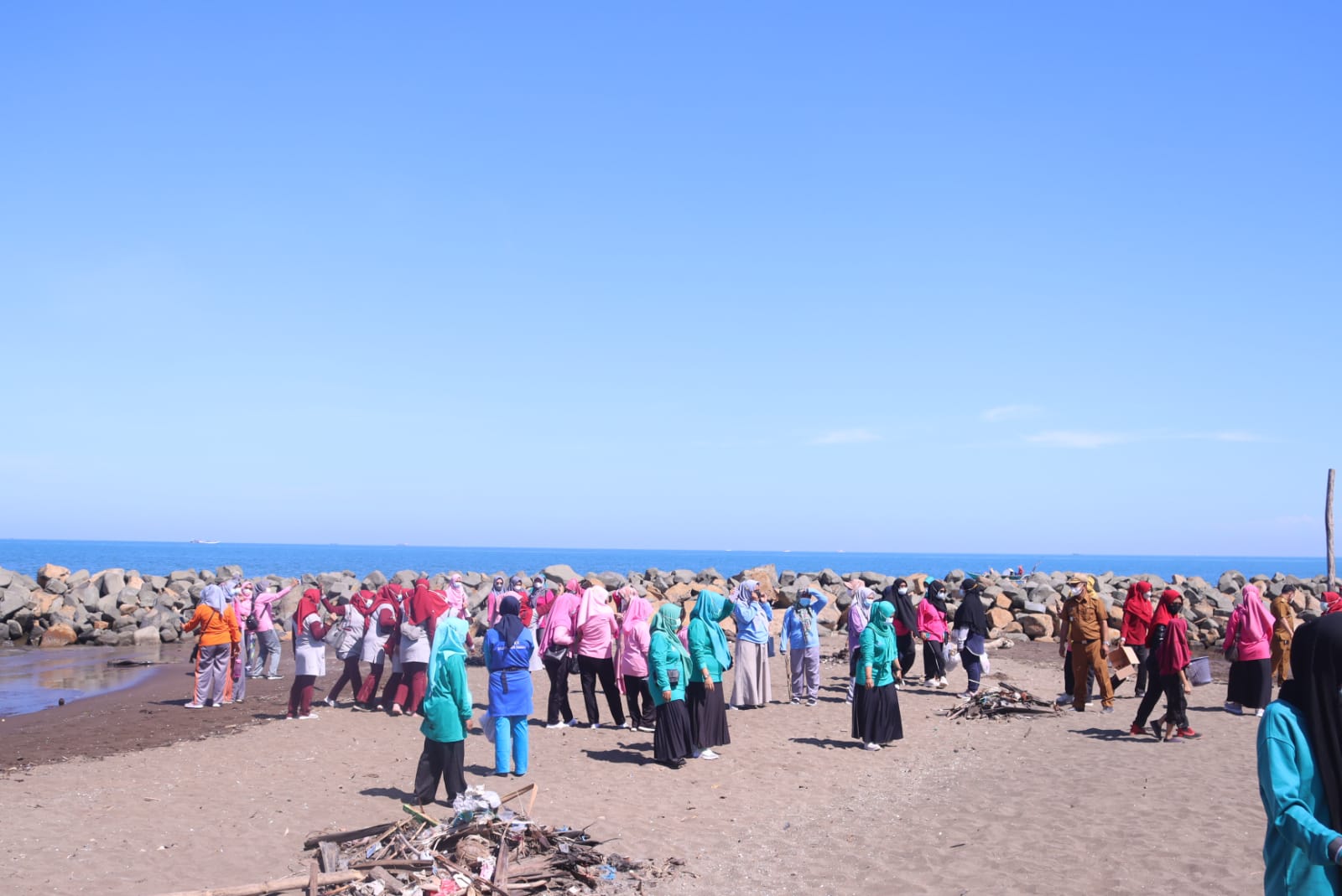 TP PKK Takalar menggelar aksi bersih di Pantai Jamarang, Galesong Utara, Selasa 10 Agustus 2021. (Ist)