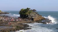 Tanah Lot, salah satu destinasi wisata yang wajib dikunjungi jika melancong di Pulau Bali. (Int)