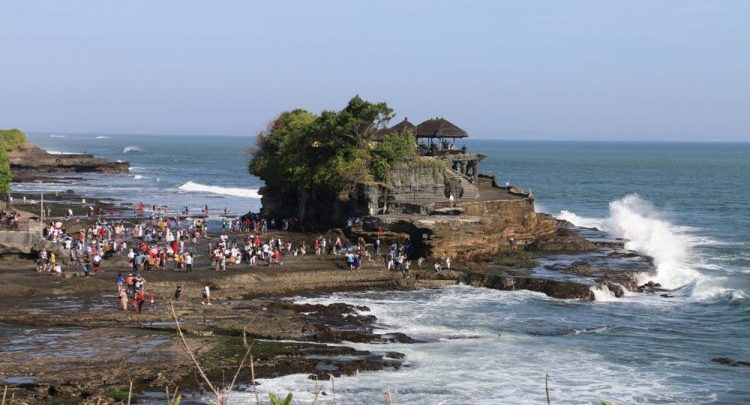 Tanah Lot, salah satu destinasi wisata yang wajib dikunjungi jika melancong di Pulau Bali. (Int) Tanah Lot, salah satu destinasi wisata yang wajib dikunjungi jika melancong di Pulau Bali. (Int)