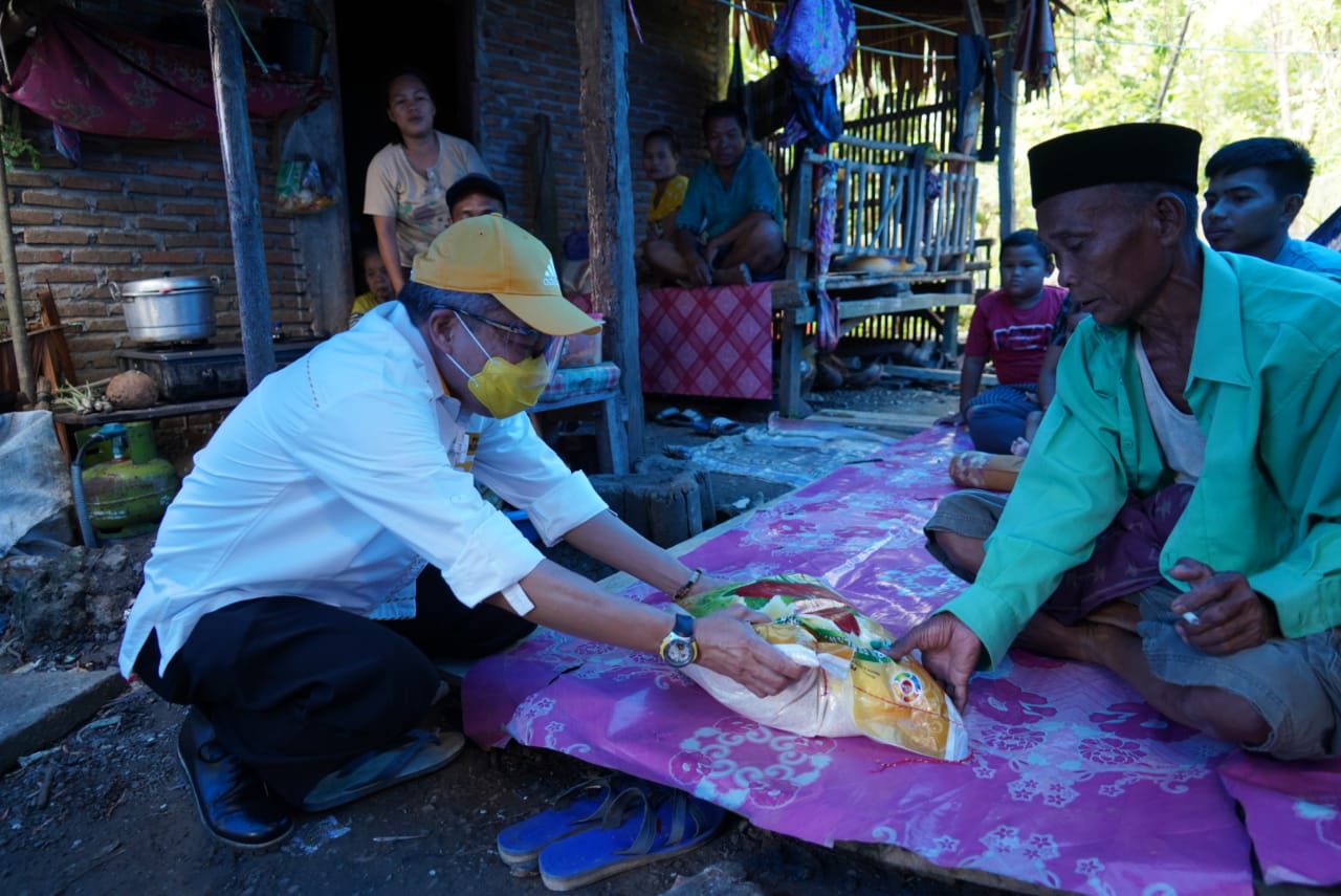 Taufan Pawe membagikan sembako kepada korban gempa Mamuju, Senin 18 Januari 2021 sore. (Ist)