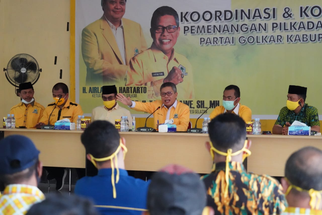 Taufan Pawe memberikan arahan di depan kader- kader Golkar Maros menjelang pilkada, Jumat 27 November 2020. (Ist)