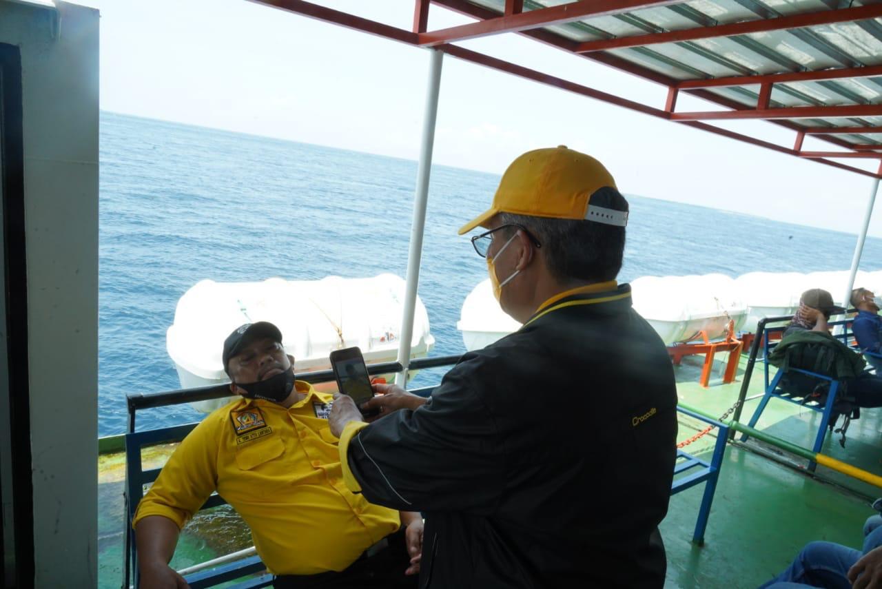 Taufan Pawe memotret salah satu kader Partai Golkar yang tertidur pulas di atas kapal dalam perjalanan dari Selayar menuju Bira , Senin 14 Februari 2021. (Ist)