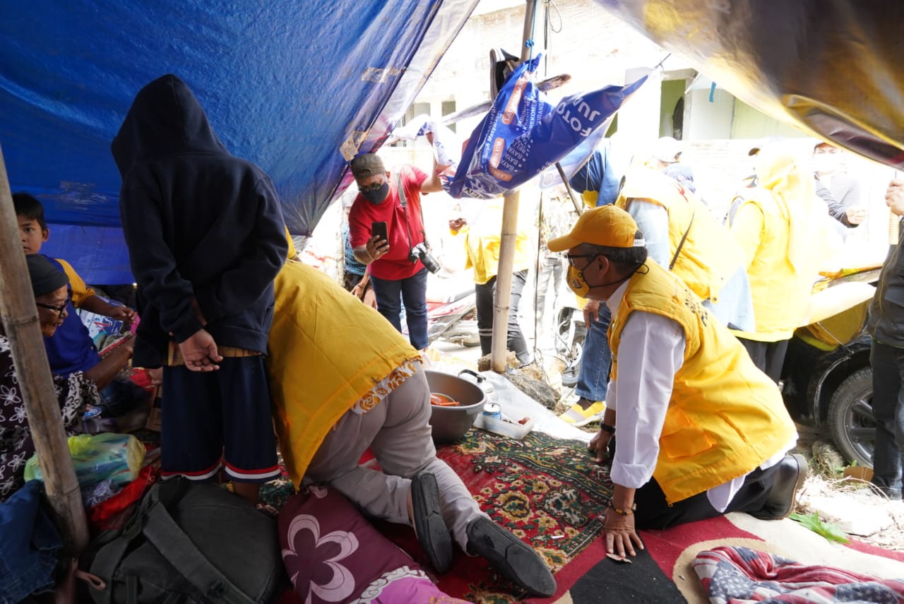 Taufan Pawe menyaksikan langsung pemeriksaan kesehatan yang dilakukan Tim Media Partai Golkar di Posko Pengungsian, Mamuju, Selasa 19 Januari 2021. (Ist) Taufan Pawe menyaksikan langsung pemeriksaan kesehatan yang dilakukan Tim Media Partai Golkar di Posko Pengungsian, Mamuju, Selasa 19 Januari 2021. (Ist)