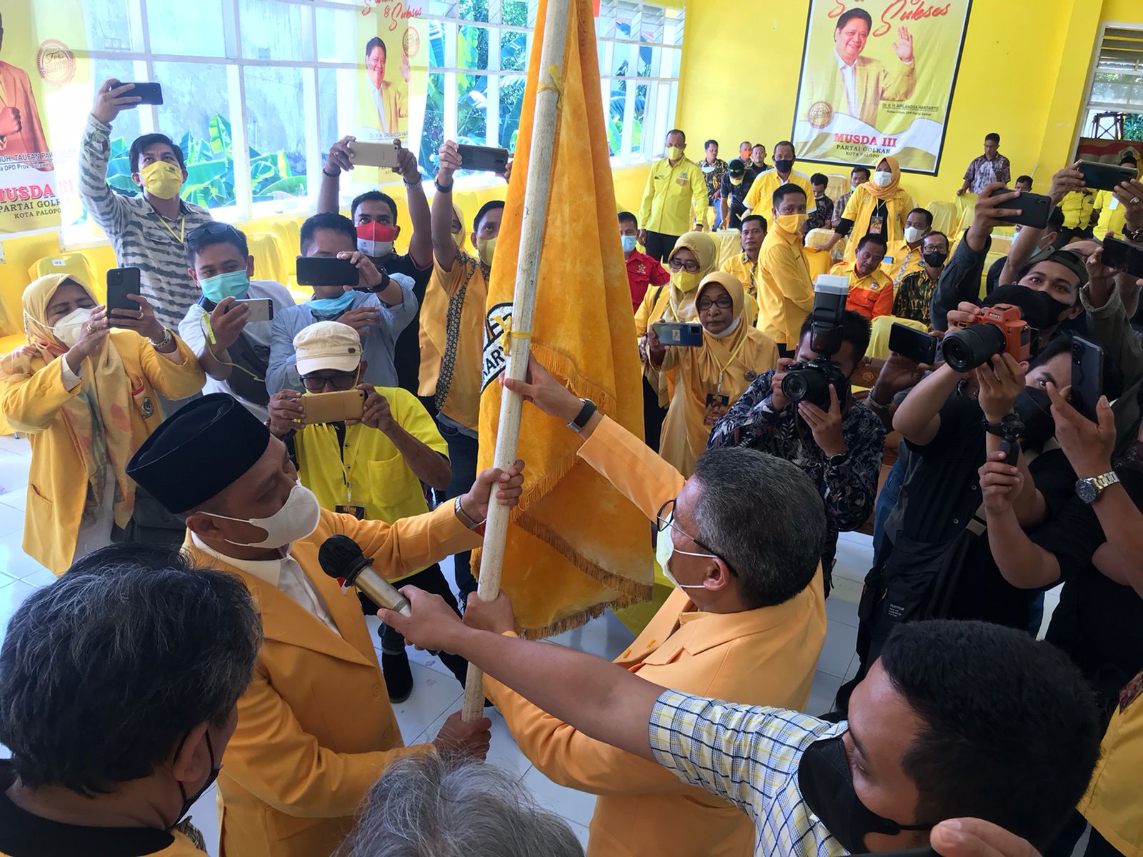 Taufan Pawe menyerahkan pataka kepada Ketua Golkar Palopo terpilih, Rahmat Masri Bandaso, Kamis 26 Agustus 2021. (Ist)