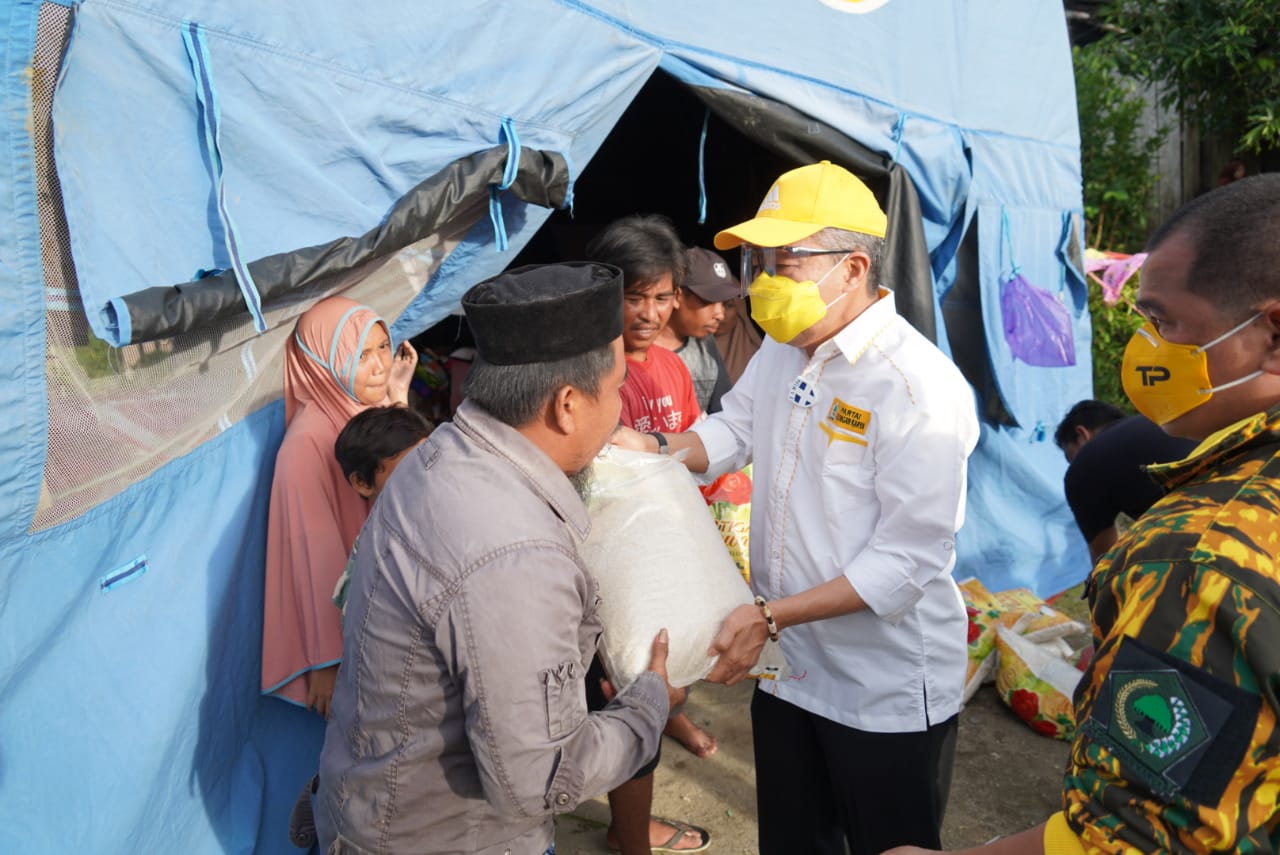 Taupa-Pawe-menyerahkan-sembako-kepada-korban-gempa-di-Posko-Pengungsian-Mamuju-Senin-18-Januari-2021.-Ist