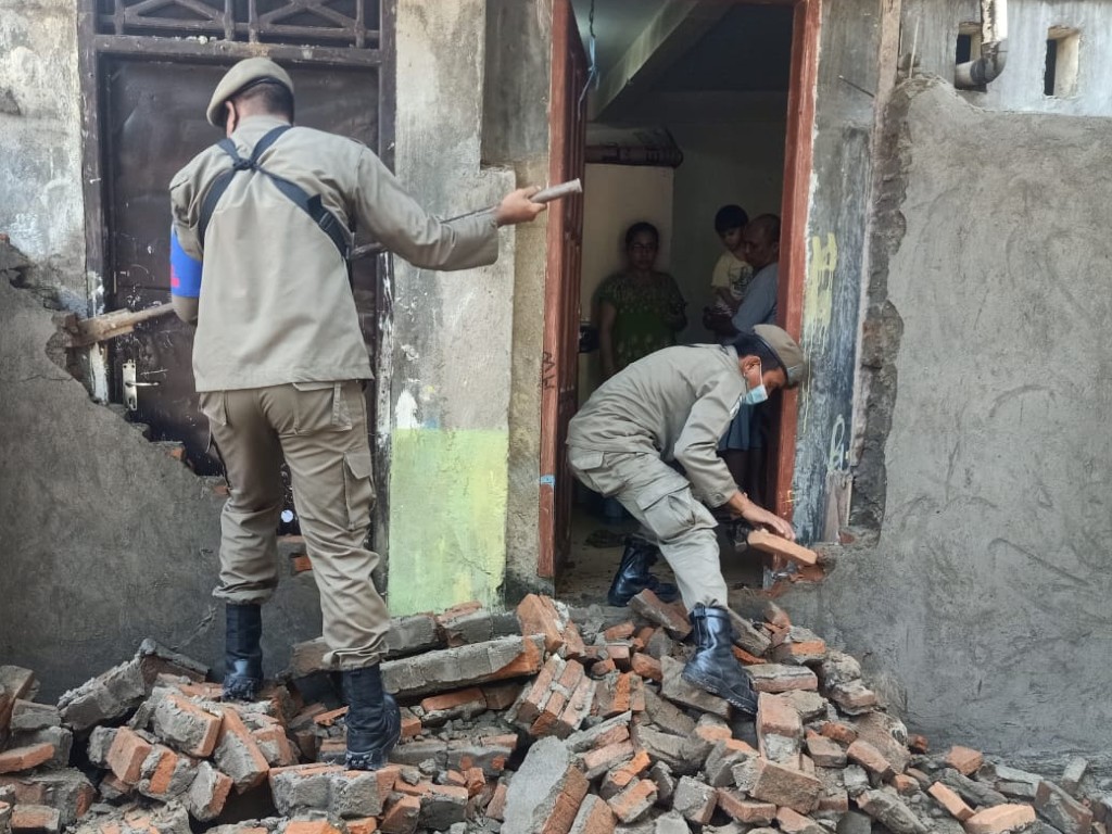 Tembok penutup rumah tahfidz di Makassar akhirnya dirobohkan. (Int)