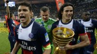 Thiahgo Silva bersama Edinson Cavani saat merayakan juara Liga Prancis musim lalu. (Int)