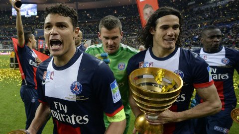 Thiahgo Silva bersama Edinson Cavani saat merayakan juara Liga Prancis musim lalu. (Int)