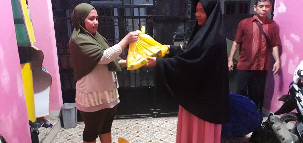 Tim Anggota Fraksi Golkar DPRD Makassar Andi Suharmika menyerahkan bantuan kepada korban banjir di kelurahan Paccerakang, kecamatan Biringkanaya, Senin 21 Desember 2020 malam. (Ist)