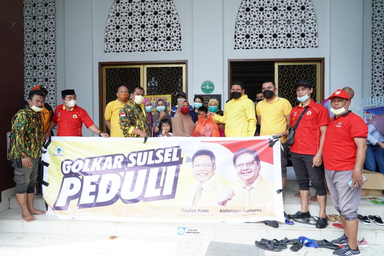 Tim Golkar Peduli menyerahkan bantuan kepada korban banjir di sejumlah lokasi di Biringkanaya, Kamis 11 Maret 2021. (Ist) Tim Golkar Peduli menyerahkan bantuan kepada korban banjir di sejumlah lokasi di Biringkanaya, Kamis 11 Maret 2021. (Ist)