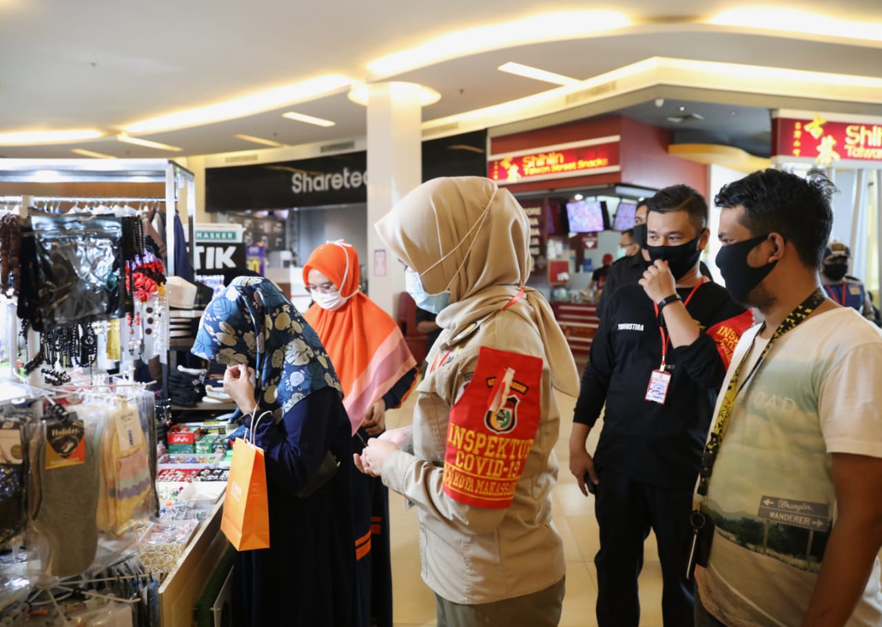 Tim Gugus Covid Makassar meninjau operasional mall dan pusat perbelanjaan, Minggu 14 Juni 2020 malam. (Ist)