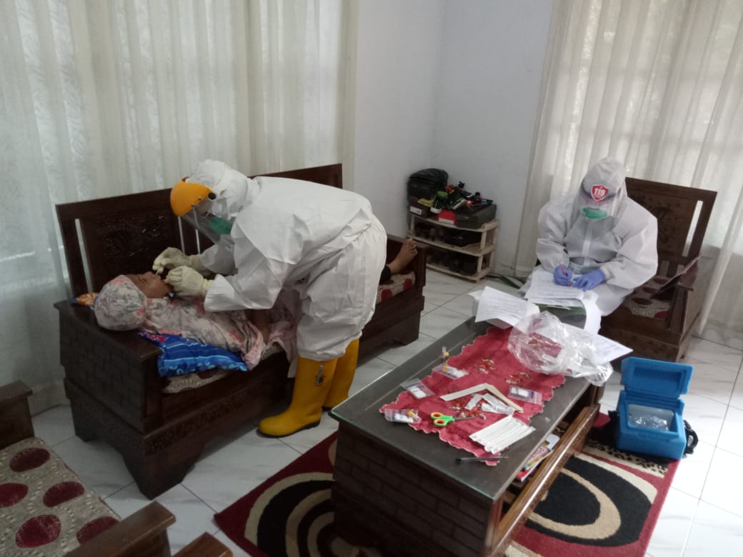 Tim Gugus Covid Takalar memeriksa pasien positif corona di Lassang, Polongbangkeng Utara, Takalar, beberapa waktu lalu. (Ist)
