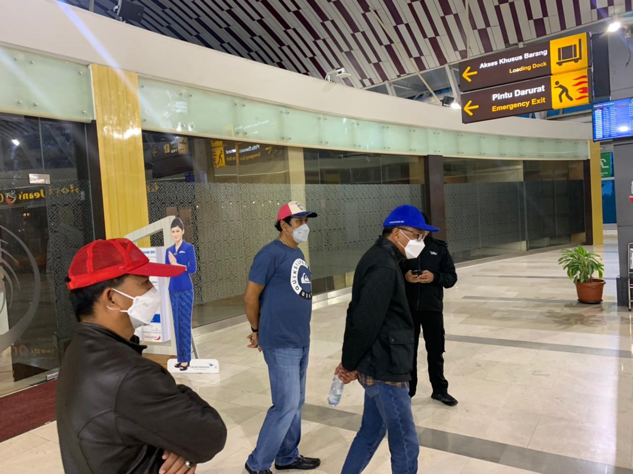 Tim KPK bersama Gubernur Sulsel saat berada di Bandara Sultan Hasanuddin, Sabtu 27 Februari 2022 pagi. (Ist)