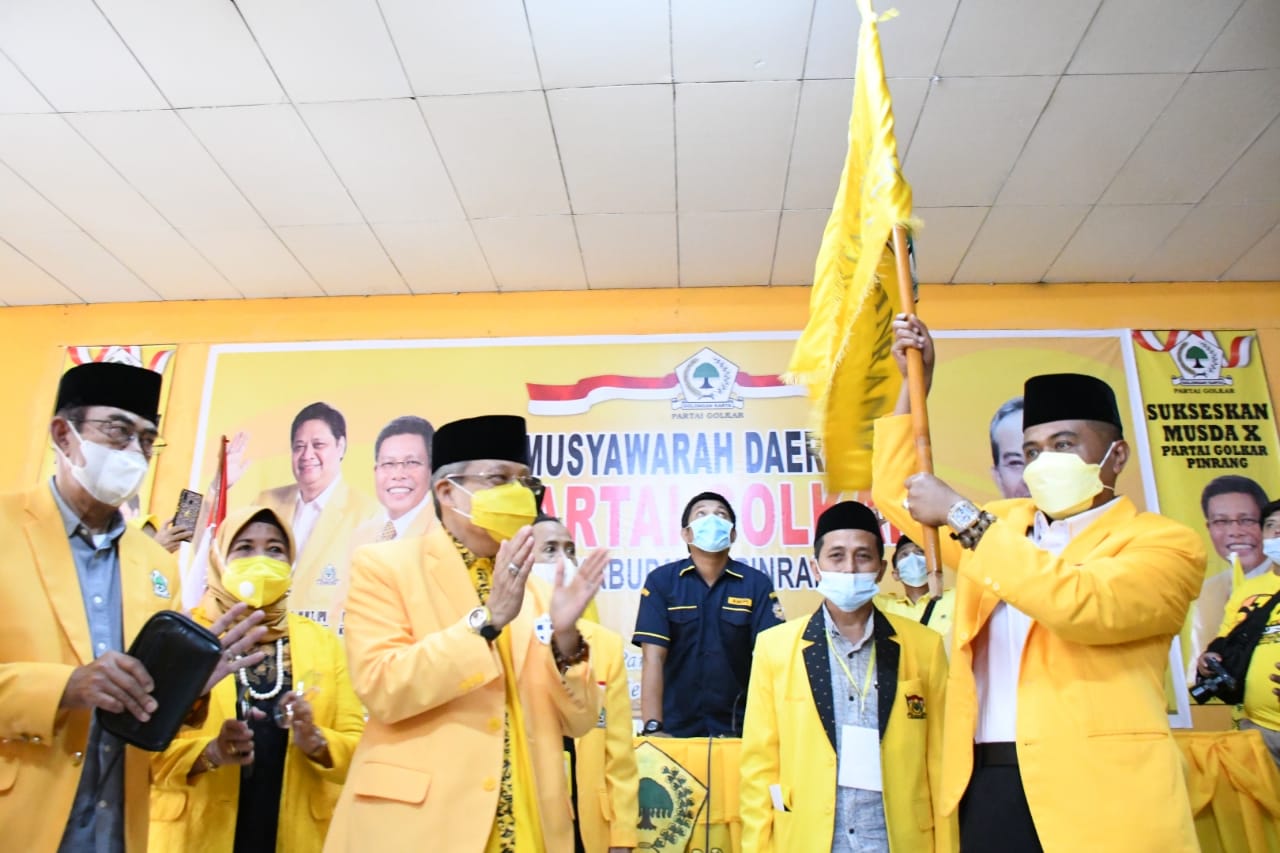 Usman Marham memegang pataka usai terpilih memimpin DPD II Golkar Pinrang, Minggu 25 April 2021. (Ist) Usman Marham memegang pataka usai terpilih memimpin DPD II Golkar Pinrang, Minggu 25 April 2021. (Ist)