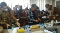 Dua direktur PT Vale sesaat akan meninggalkan ruang rapat Komisi D DPRD Sulsel, Kamis 24 Maret 2022. (Dok). Dua direktur PT Vale sesaat akan meninggalkan ruang rapat Komisi D DPRD Sulsel, Kamis 24 Maret 2022. (Dok).
