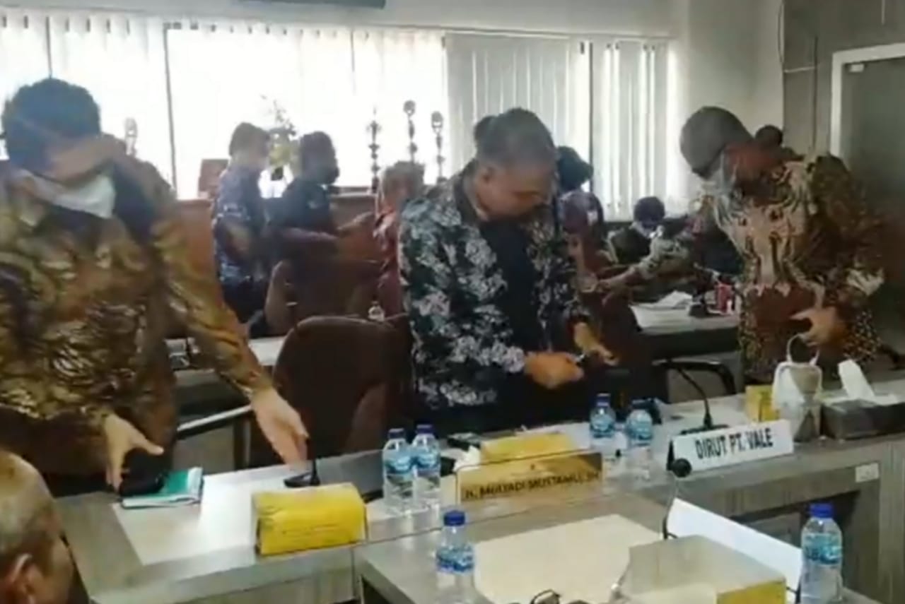 Dua direktur PT Vale sesaat akan meninggalkan ruang rapat Komisi D DPRD Sulsel, Kamis 24 Maret 2022. (Dok). Dua direktur PT Vale sesaat akan meninggalkan ruang rapat Komisi D DPRD Sulsel, Kamis 24 Maret 2022. (Dok).