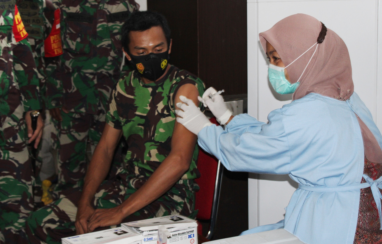 Vaksinasi Covid 19 di Takalar asar TNI-Polri, ASN, tokoh masyaraat, dan pedagang pasar. (Ist)