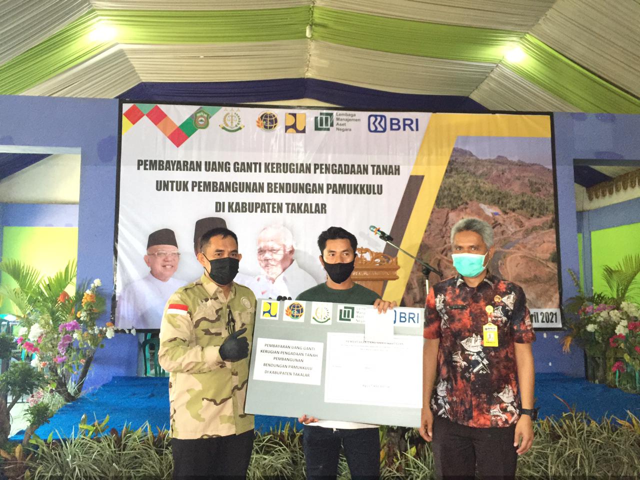 Wabup Takalar Achmad Se're saat penyerahan ganti rugi lahan bendungan Pamukkulu, Jumat 30 April 2021. ( Ist)