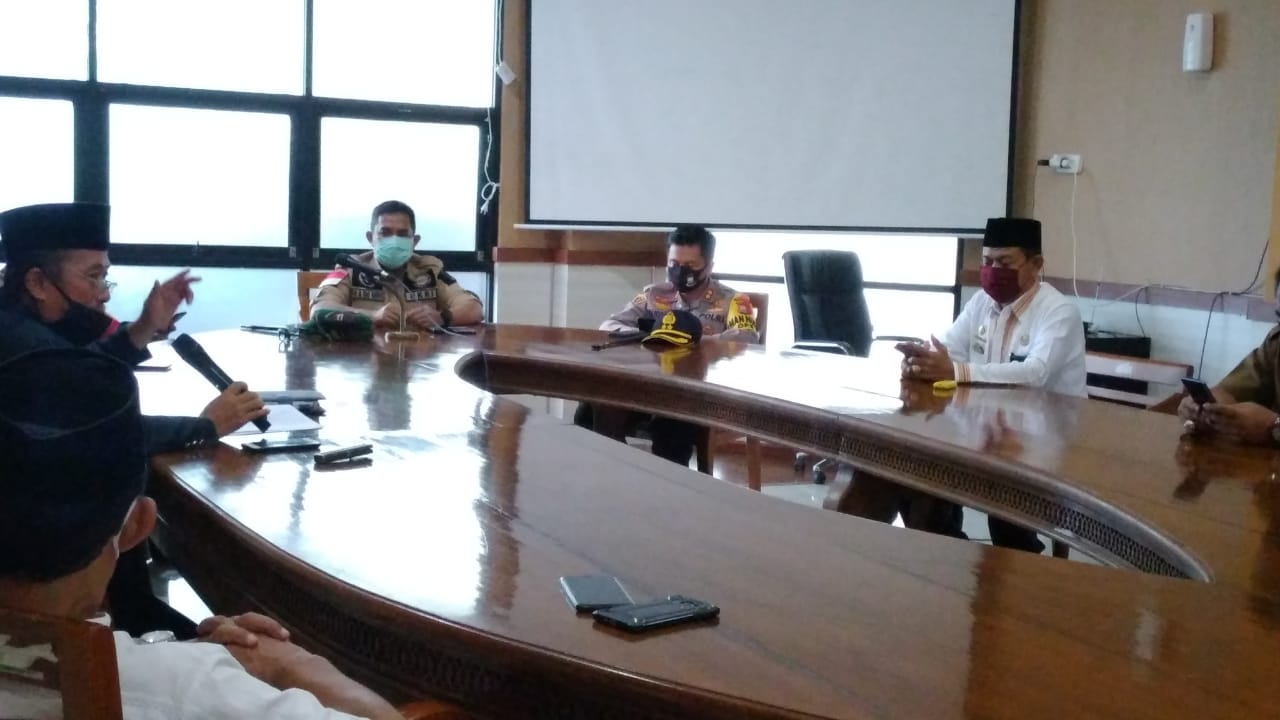 Wabup Takalar Achmad memimpin rapat penentuan pelaksanaan salat Idul Fitri 1441 H di Kantor Bupati Takalar, Selasa 19 Mei 2020. (Ist)