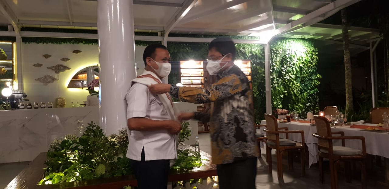 Wabup Toraja Utara Frederick V Palimbong memasangkan kain sarung atau sambu' pa'tannung mabusa berwarna putih dan songkok passapu kepada Ketua Gelora Sulsel Syamsari Kitta, Jumat 23 Juli 2021 malam. (Ist) Wabup Toraja Utara Frederick V Palimbong memasangkan kain sarung atau sambu' pa'tannung mabusa berwarna putih dan songkok passapu kepada Ketua Gelora Sulsel Syamsari Kitta, Jumat 23 Juli 2021 malam. (Ist)