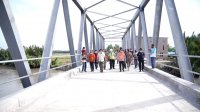 Wagub Sulsel Andi Sudirman Sulaeman meninjau jembatan pengubung antara Kabupaten Wajo dan Bone, di Cenrana, Bone, Minggu 6 Desember 2020. (Ist)