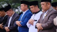 Wagub Sulsel Andi Sudirman Sulaiman (putih) bersama Bupati Takalar Syamsari Kitta (biru) saat melaksanakan salat ID dua tahun lalu. (Ist)