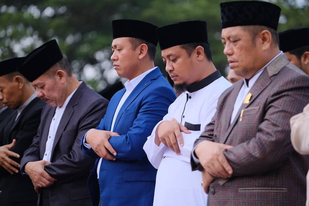 Wagub Sulsel Andi Sudirman Sulaiman (putih) bersama Bupati Takalar Syamsari Kitta (biru) saat melaksanakan salat ID dua tahun lalu. (Ist)