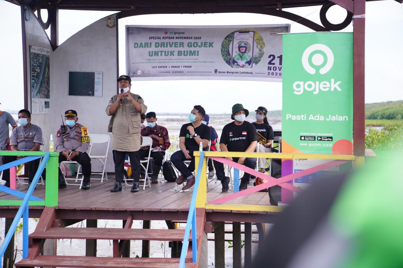 Wagub Sulsel di acara penanaman mangrov bersama driver gojek. (Ist)