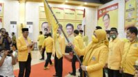Wakil Bupati Maros Suhartina Bohari mengibarkan bendera Partai Golkar sesaat setelah resmi memimpin Golkar Maros, Sabtu 10 April 2021. (Ist) Wakil Bupati Maros Suhartina Bohari mengibarkan bendera Partai Golkar sesaat setelah resmi memimpin Golkar Maros, Sabtu 10 April 2021. (Ist)