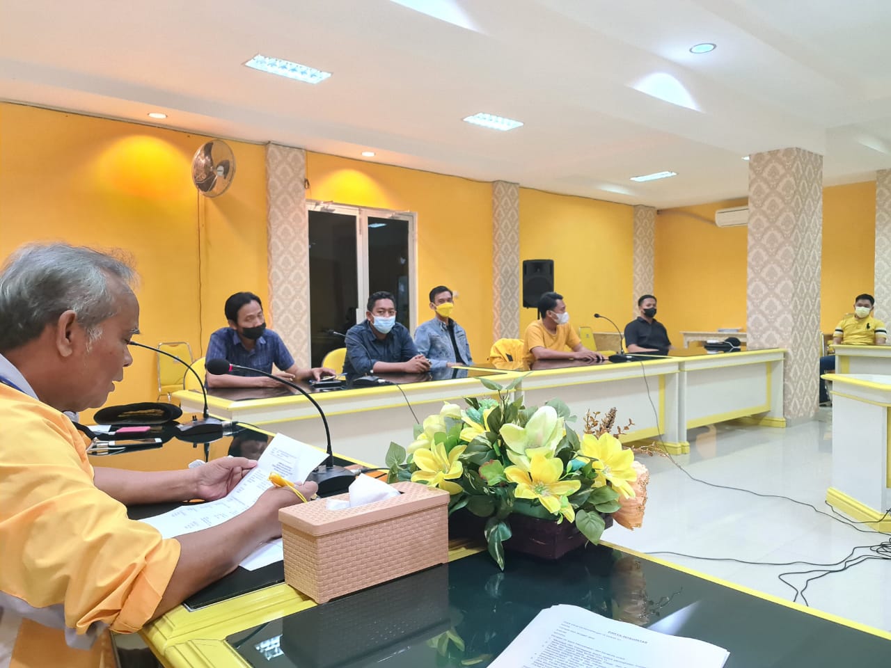 Wakil Ketua Bappilu Golkar Sulsel La Kama Wiyaka memimpin rapat di kantor Golkar Sulsel, Selasa 17 Agustus 2021. (Ist)