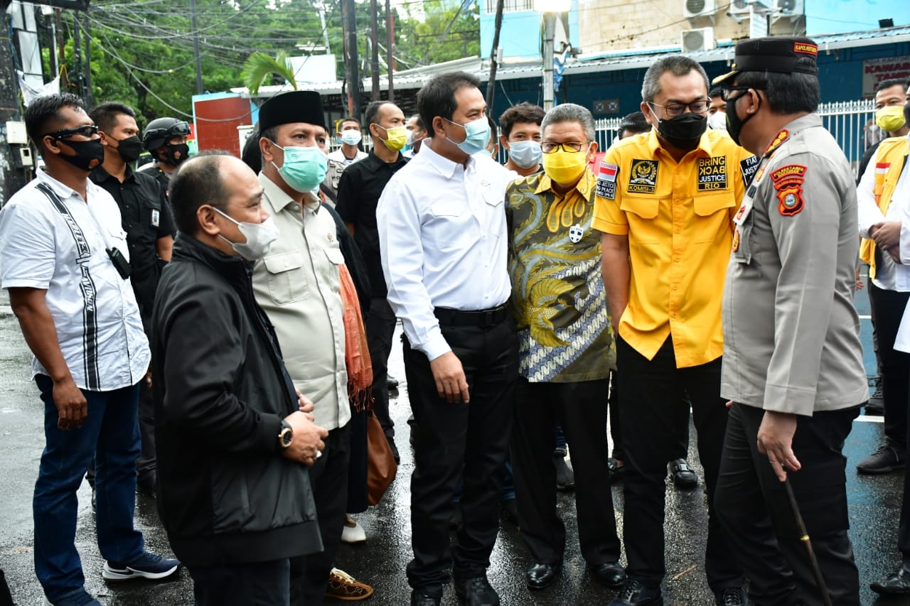 Wakil Ketua DPR RI Azis Syamsuddin merangkul Taufan Pawe saat mengunjungi lokasi bom bunuh diri di depan Gereja Katederal Makassar, Kamis 1 April 2021. (Ist)