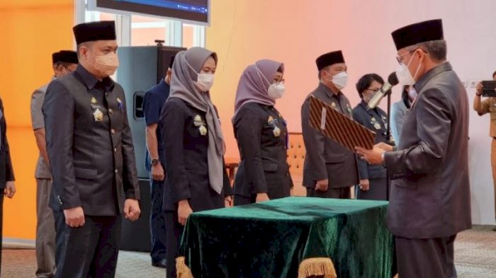 Wali Kota Parepare, Dr HM Taufan Pawe resmi mendefinitifkan Jumadi di jabatan Sekretaris DPRD (Sekwan) Parepare, Rabu, 1 September 2021. (Ist)