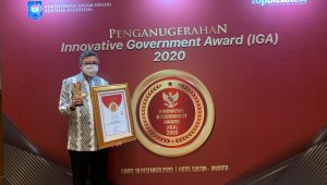 Walikota Parepare Dr H Taufan Pawe menerima penghargaan Kota Sangat Inovatif dari Kemendagri, Kamis 17 Desember 2020 malam. (Ist)